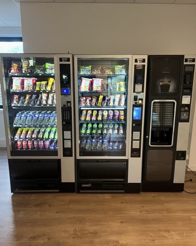 Deux distributeurs de snacks et boissons Necta Samba et une machine à café Necta Opera NC DISTRIBUTION